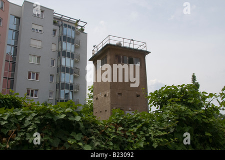 Un'ex torre di comando GDR in via Kieler strasse vicino al muro che divise Berlino Est e Ovest nel quartiere Tiergarten di Berlino Germania Foto Stock