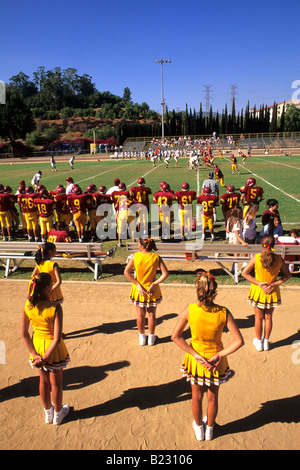 Vista posteriore di cheerleaders in american football Stadium Foto Stock