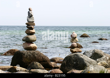 Pile di ciottoli sulla spiaggia rocciosa Foto Stock