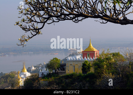 Tempio buddista sulla sommità di una collina, ben presto U Ponya Shin Pagoda , Mandalay, Myanmar Foto Stock