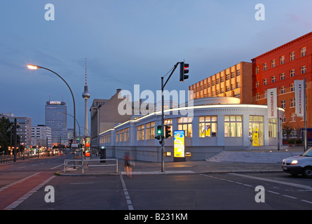 Edifici e torre di comunicazione in città Alexanderplatz Berlino Germania Foto Stock