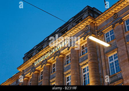 Basso angolo di vista building illuminato fino al crepuscolo, Hapag-Lloyd, Ballindamm, Amburgo, Germania Foto Stock