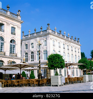 Cafè sul marciapiede di fronte agli edifici Place Stanislas Nancy Lorraine Francia Foto Stock