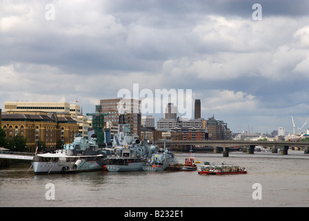 Vista di Londra di HMS Belfast uno storico batttleship ormeggiato sul fiume Tamigi da Tower Bridge Foto Stock