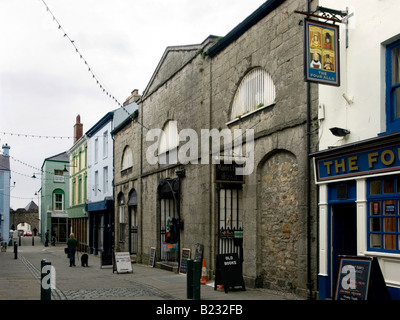 Il vecchio mercato Hall, costruito 1832, Stryd Twll yn y Wal (foro nella parete Street), Caernarfon (Carnarvon), Gwynedd, Galles Foto Stock