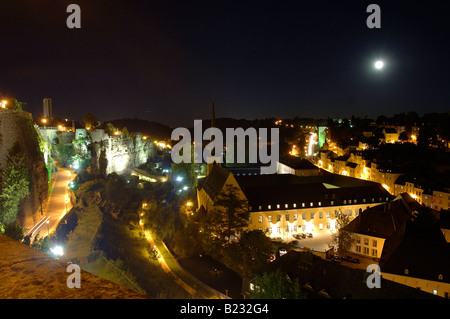 Vista aerea della città illuminata di notte, Fiume Alzette, città di Lussemburgo, Lussemburgo Foto Stock