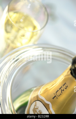 Angolo di alta vista di flute da champagne e bottiglia Foto Stock