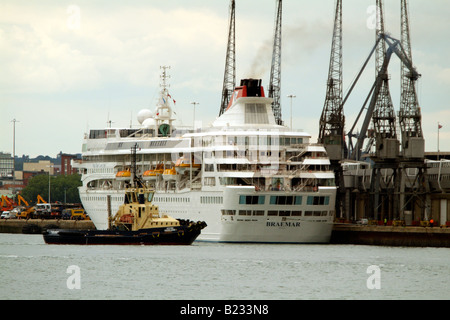 Braemar crusie nave a fianco di Southampton docks Inghilterra avendo avuto solo un riattaccare e allungamento con tug Svitzer Madeleine in a Foto Stock