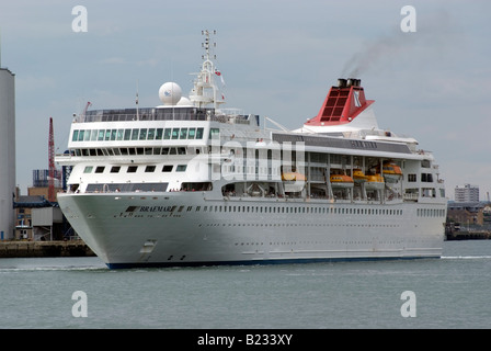 Braemar nave da crociera con partenza Southampton docks Inghilterra avendo avuto solo un riattaccare e allungamento Foto Stock