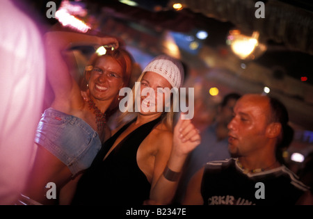 La gente ballare nel Club dei peccatori St Julian il quartiere della vita notturna di La Valletta Paceville Malta Foto Stock