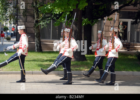 Cambio della guardia al di fuori del palazzo della presidenza a Sofia, Bulgaria. Foto Stock