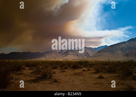 CALIFORNIA Lone Pine nuvole di fumo pesante da incendi boschivi bruciare nelle montagne della Sierra Nevada della California riempiono il cielo Foto Stock
