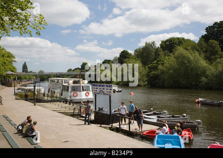 Showboat sul fiume Dee con noleggio barche e persone sul lungofiume in estate. Chester Cheshire England Regno Unito Foto Stock