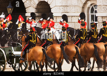 Royal truppe salutiamo in Trooping la cerimonia a colori,Londra,UK Foto Stock