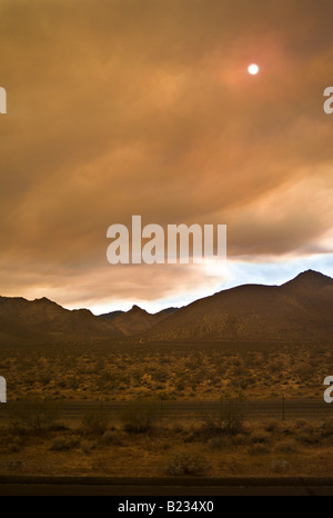 CALIFORNIA Lone Pine il sole fa capolino tra le nuvole di fumo pesante da incendi boschivi bruciare nelle montagne della Sierra Nevada Foto Stock