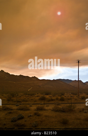 CALIFORNIA Lone Pine il sole fa capolino tra le nuvole di fumo pesante da incendi boschivi bruciare nelle montagne della Sierra Nevada Foto Stock