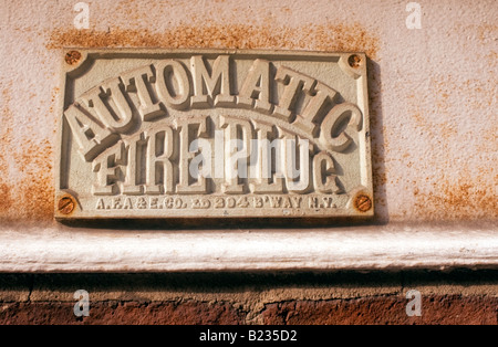 Segno di antiquariato all'esterno di un edificio informa il Dipartimento dei Vigili del fuoco di un incendio automatico sistema di tappo Foto Stock