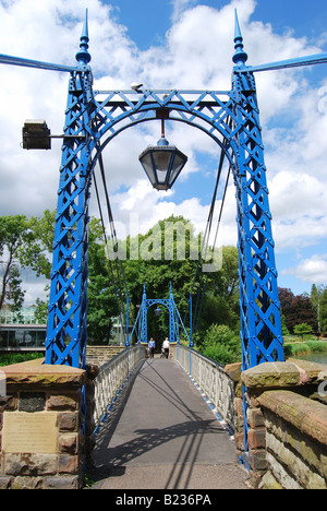 Mill Weir e ponte di sospensione, Mill Gardens, Royal Leamington Spa Warwickshire, Inghilterra, Regno Unito Foto Stock