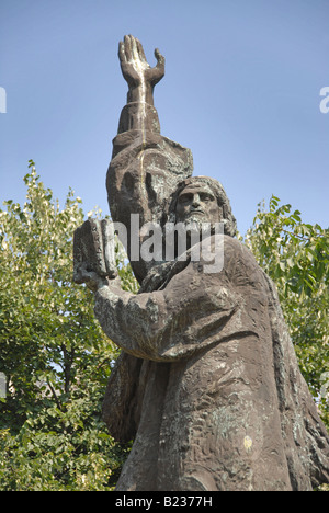 Una statua vicino alla cattedrale di Alexander Nevski nel centro di Sofia, Bulgaria Foto Stock