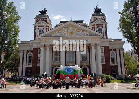 Un orchestra che suona al di fuori dell'eleganza neo-classico Teatro Nazionale a Sofia, Bulgaria. Foto Stock