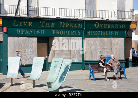 Vivi il sogno d'oltremare proprietà spagnola agenti immobiliari in Porthcawl UK chiuso a causa del credit crunch e recessione Foto Stock