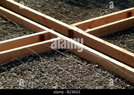 Forme di legno e rebar prima di lastre in calcestruzzo sono pori per rendere un patio in una casa privata in California. Foto Stock