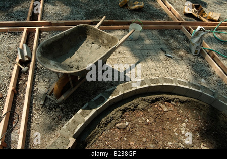 Forme di legno, rebar e una muratura per formare un passaggio per un patio nel cortile di una casa privata in California. Foto Stock