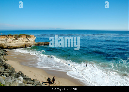 Surfisti sulla spiaggia di Santa Cruz, California westcliff drive in estate Foto Stock