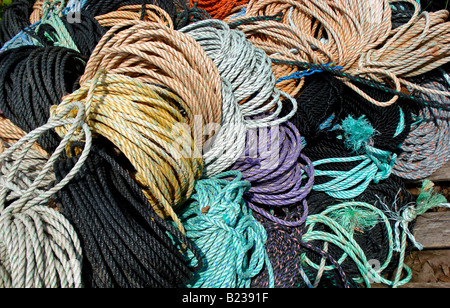 Un mucchio di corde colorate usate per fissare la lobster trap a boe in South Bristol, Maine. Foto Stock