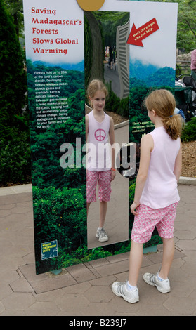 Ragazza, 9,10 ad un educazione ambientale display in uno zoo Foto Stock