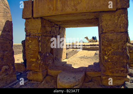 Antica costruzione di strutture alla base della piramide piegata in prossimità di Dashur Egitto Foto Stock