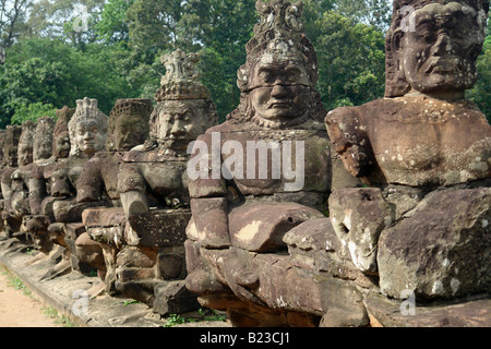 Statue di Buddha in fila, Angkor Wat, Angkor, Cambogia Foto Stock