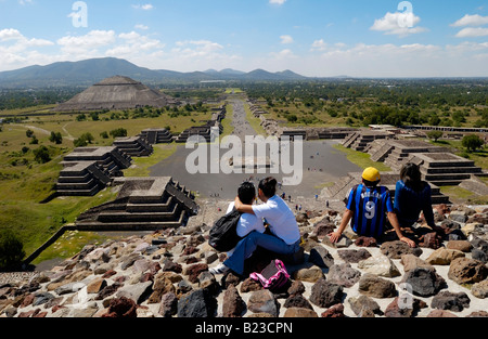 I turisti al sito archeologico Avenue dei Morti Teotihuacan Messico Foto Stock