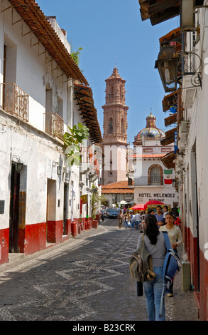 Persone in strada con la chiesa in background San Sebastian y Santa Prisca Taxco de Alarcón Guerrero Messico Foto Stock