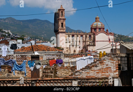 Stendibiancheria con chiesa in background, San Sebastian y Santa Prisca, Taxco de Alarcon, Guerrero, Messico Foto Stock