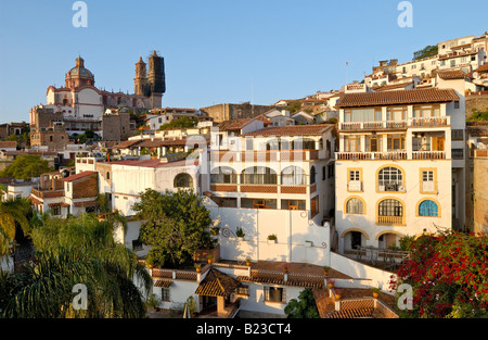 Edifici in città con la chiesa in background, San Sebastian y Santa Prisca, Taxco de Alarcon, Guerrero, Messico Foto Stock