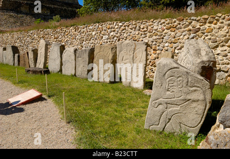 I bassi rilievi incisi su pietre, Los Danzantes, Monte Alban, Oaxaca, Messico Foto Stock