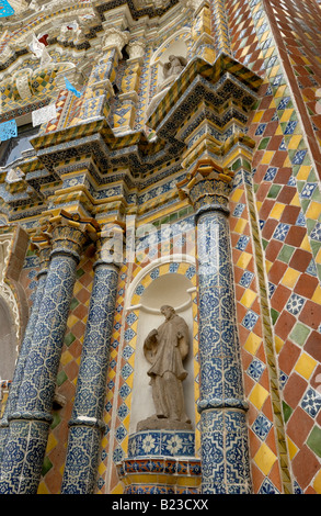 Basso angolo vista della statua sulla parete della chiesa Foto Stock