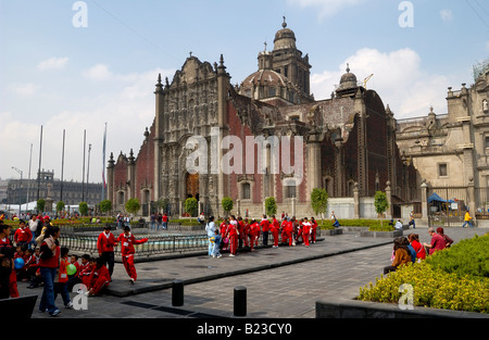 I turisti di fronte alla chiesa Foto Stock