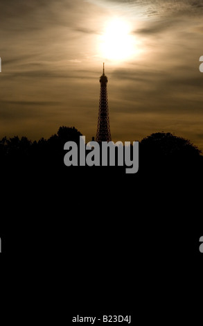 Una silhouette della torre Eiffel contro il cielo di sera. Foto Stock