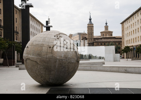 Globo di pietra nel pilastro quadrato, Saragozza, Aragona, Spagna Foto Stock