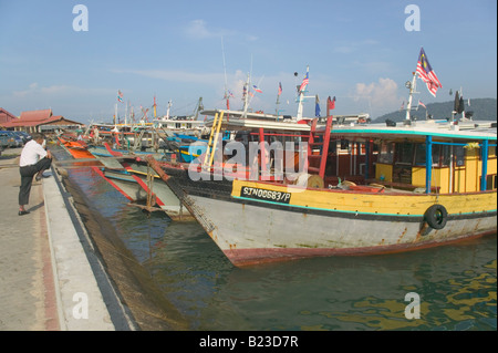 Barche da pesca lungo il fronte mare di Kota Kinabalu, Sabah Malaysia Foto Stock