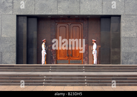 Profilo laterale di due protezioni in piedi alla porta di ingresso del mausoleo Mausoleo di Ho Chi Minh Hanoi Vietnam Foto Stock