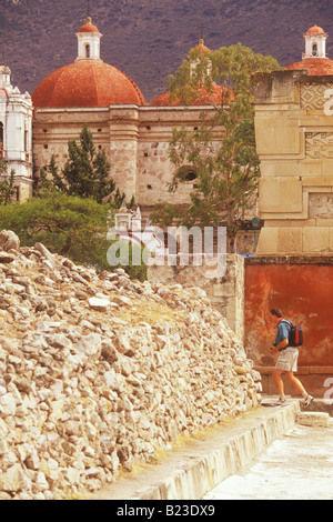 Turistico a Mitla Chiesa e Palazzo del gruppo di colonne di Mitla Zona archeologica di Messico Oaxaca Foto Stock