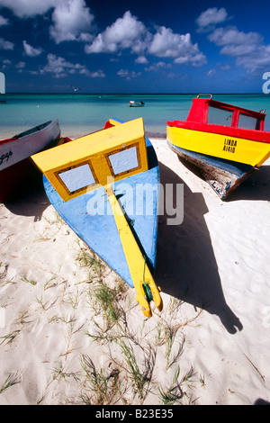 Angolo di alta vista ravvicinata di barche colorate Eagle Beach Aruba Foto Stock