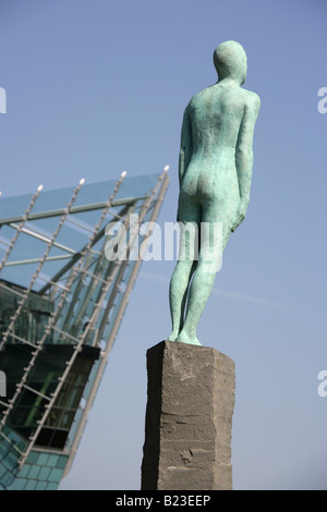 Città di Kingston upon Hull, Inghilterra. Il viaggio di statua al molo di Victoria con la profonda acquario in background. Foto Stock