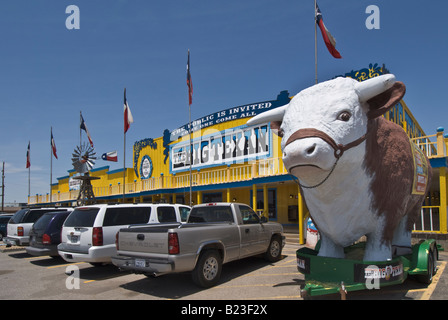 Texas Amarillo Big Texan Steak Ranch ristorante vetroresina gigante Hereford sterzare Foto Stock