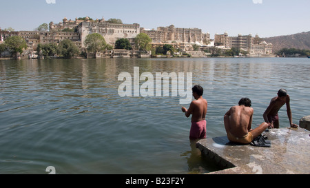 Lago Pichola e complesso del City Palace a Udaipur, Rajasthan, India Foto Stock