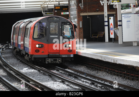 Jubilee Line metropolitana treno in avvicinamento alla stazione di Finchley Road, London REGNO UNITO Foto Stock