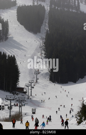 Una vista sulle piste da sci a Bansko, montagne Pirin, Bulgaria Foto Stock